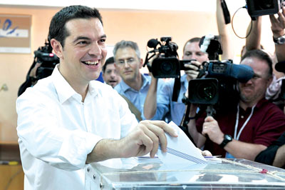 Thủ lĩnh đảng Syriza, ông Alexis Tsipras, bỏ phiếu.
